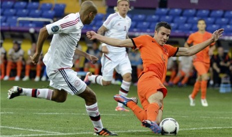 Robin van Persie (kanan), striker timnas Belanda, mengontrol bola dengan dibayangi pemain Denmark, Simon Busk Poulsen, di laga Grup B Piala Eropa 2012 di Khakiv, Ukraina, Sabtu (9/6). 