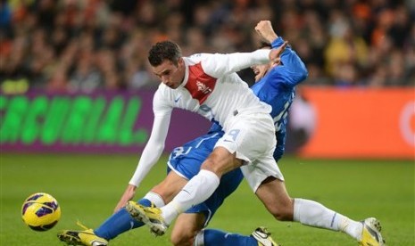 Robin Van Persie (kiri) berebut bola dengan Daniele De Rossi (kanan) pada laga persahabatan Belanda melawan Italia di Amsterdam Arena, Kamis (7/2) dini hari.