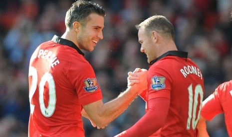 Robin van Persie (kiri) dan Wayne Rooney saat sama-sama masih memperkuat Manchester United.