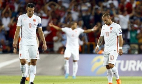 Robin Van Persie (kiri) dan Wesley Sneijder tertunduk saat Belanda dikalahkan Turki.