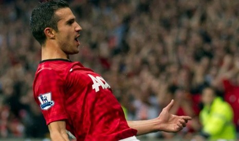 Robin van Persie melakukan selebrasi usai membuat gol perdananya bagi Manchester United