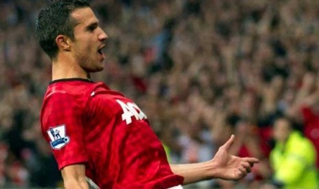 Robin van Persie melakukan selebrasi usai membuat gol perdananya bagi Manchester United