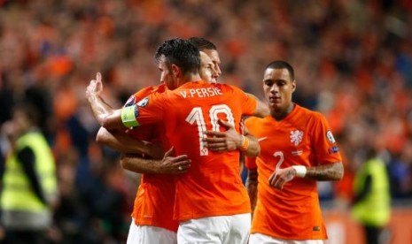 Robin van Persie memeluk Arjen Robben usia mencetak gol.