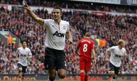 Robin Van Persie mengacungkan tangan usai berhasil mengeksekusi pinalti ke gawang Liverpool pada pertandingan Ahad (23/9/2013)