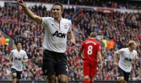 Robin Van Persie mengacungkan tangan usai mencetak gol di pertemuan pertama kedua tim musim ini