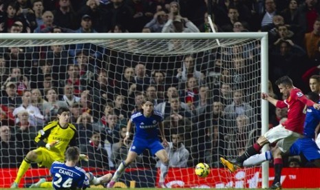 Robin van Persie saat mencetak gol ke gawang Chelsea, Ahad (26/10).