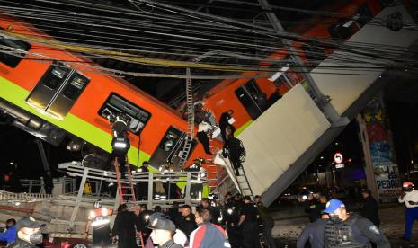 Ambrolnya jembatan jalur metro di Mexico City menelan korban 23 orang meninggal pada 4 Mei 2021.