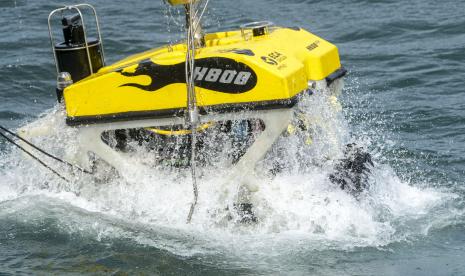 Robot bawah laut atau Remotely Operated Vehicle (ROV) diturunkan dari KRI Rigel-933 untuk melakukan pencarian korban dan puing dari pesawat Sriwijaya Air SJ 182 yang jatuh di perairan Kepulauan Seribu, Jakarta, Senin (11/1/2021).