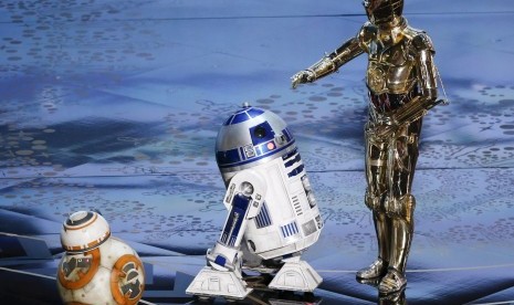 Robot BB-8, R2-D2, dan C-3PO dari film Star Wars: The Force Awakens saat muncul di panggung Oscar.