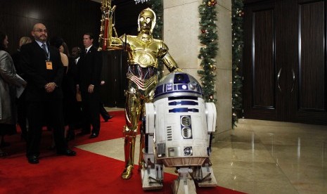 Robot CP3 (kiri) dan R2D2 (kanan) dalam film Star Wars. 