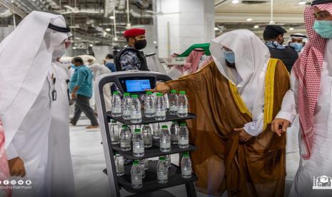 Robot di Masjidil Haram Bagikan 30 Botol Air Zamzam per Putaran