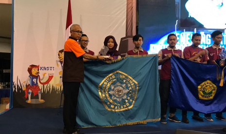 Robot DOME Universitas Muhammadiyah Malang (UMM) menyabet juara pertama regional IV dalam Kontes Robot Indonesia (KRI) 2018 di Polinema Malang.