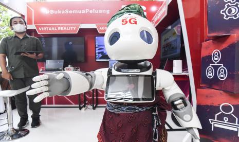 Robot Humanoid 5G dari Telkomsel menyapa pengunjung saat pameran Gugus Tugas Industri (ITF) pada pertemuan keempat Kelompok Kerja Ekonomi Digital (4th DEWG) Presidensi G20 Indonesia di Nusa Dua, Bali, Rabu (31/8/2022). Sebanyak 12 perusahaan dan dua instansi pemerintah meramaikan pameran ITF pada 4th DEWG yang menampilkan gambaran transformasi digital Indonesia yaitu infrastruktur digital, pemerintahan digital, ekonomi digital dan masyarakat digital. 