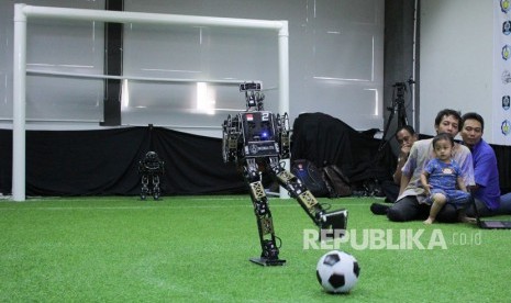 Robot Ichiro menendang bola saat diperagakan di Institut Teknologi Sepuluh Nopember (ITS) Surabaya, Jawa Timur, Jumat (6/7).