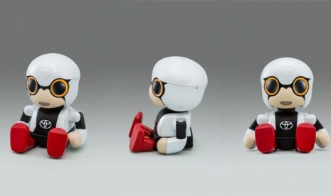 Robot Kirobo mampu membaca suasana hati pengendara saat mengemudikan mobilnya. 