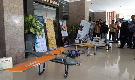 Robot terbang dan kapal cepat tanpa awak dari Tim Bengawan UV Universitas Sebelas Maret (UNS) Solo yang akan bertanding di Kontes Robot Terbang Indonesia (KRTI) dan Kontes Kapal Cepat Tak Berawak Nasional (KKCTBN) 2019 yang digelar Kemenristekdikti di Malang dan Pasuruan pada Oktober 2019. 