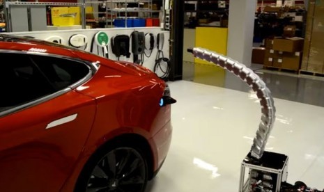 robot ular untuk mengisi daya mobil listrik buatan Tesla