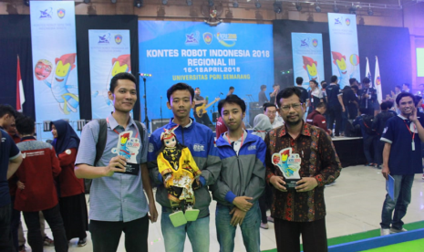 Robotic Development Community Universitas Ahmad Dahlan (UAD) saat meraih gelar juara di Kontes Robot Indonesia Regional III, (18/5) lalu.