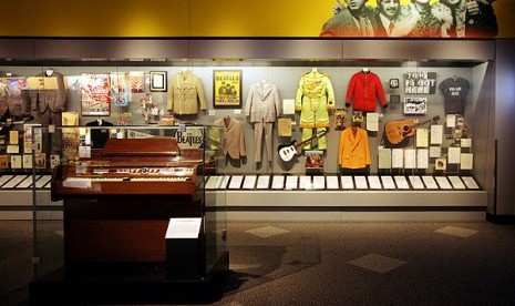 Rock and Roll Hall of Fame yang menunjukkan berbagai memorabilia The Beatles.