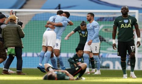 Rodrigo dan Ruben Dias dari Manchester City, kiri tengah, merayakan pertandingan final Piala Liga Inggris antara Manchester City melawan Tottenham Hotspur di Stadion Wembley di London, Minggu, 25 April 2021. Manchester City menang 1-0.