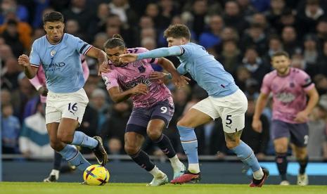 Rodrigo dari Manchester City (kiri) dan John Stones dari Manchester City menantang Dominic Calvert-Lewin dari Everton selama pertandingan sepak bola Liga Premier Inggris antara Manchester City dan Everton di Stadion Etihad di Manchester, Inggris, Sabtu (31/12/2022).