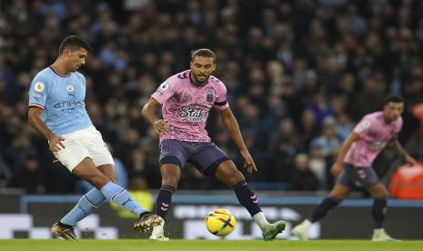 Rodrigo dari Manchester City, kiri, siap menghadapi Tottenham Hotspur.