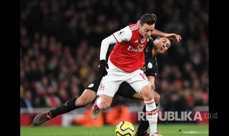 Playmaker Arsenal Mesut Oezil absen membela timnya melawan Olympiakos di Liga Europa.