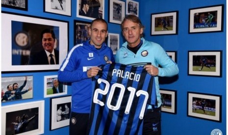 Rodrigo Palacio (kiri) bersama pelatih Inter Milan Roberto Mancini.