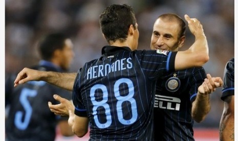 Rodrigo Palacio saat berpelukan dengan Hernanes