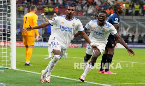  Rodrygo dari Real Madrid, kiri, merayakan dengan Eduardo Camavinga dari Real Madrid setelah mencetak gol pertama timnya pada pertandingan sepak bola grup D Liga Champions antara Inter Milan dan Real Madrid di stadion San Siro di Milan, Italia,  Kamis (16/9) dini hari WIB. 