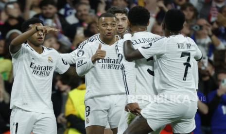 Rodrygo (kiri) merayakan gol ke gawang Salzburg bersama rekan-rekannya di Real Madrid dalam pertandingan Liga Champions di Santiago Bernabeu, Kamis (23/1/2025) dini hari WIB.