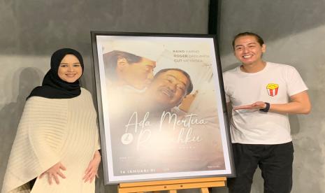 Roger Danuarta dan Cut Meyriska kembali berperan dalam satu frame di film Ada Mertua di Rumahku yang tayang di KlikFilm mulai 14 Januari 2022. 