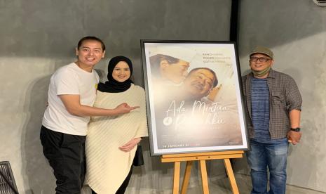 Roger Danuarta dan Cut Meyriska kembali berperan dalam satu frame di film Ada Mertua di Rumahku yang tayang di KlikFilm mulai 14 Januari 2022. 