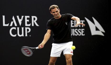 Roger Federer beraksi saat sesi latihan jelang Laver Cup 2022 di O2 Arena, London, Rabu 21 September 2022. Juara grand slam 20 kali itu mengumumkan pekan lalu bahwa ia akan mengakhiri karir tenis profesionalnya setelah Piala Laver. 