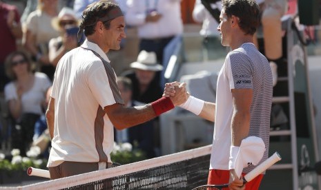 Roger Federer (kiri) melaju ke babak keempat Roland Garros setelah menyingkirkan petenis Norwegia, Casper Ruud, Jumat.