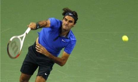 Roger Federer, petenis asal Swiss, melepaskan servis saat menghadapi petenis Taiwan, Lu Yen-Hsun, di turnamen Shanghai Masters di Shanghai pada Rabu (10/10). 