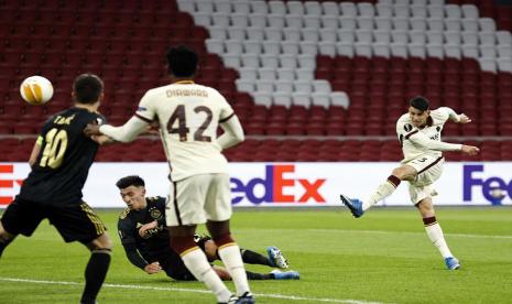  Roger Ibanez saat mencetak gol kemenangan AS Roma di kandang Ajax pada leg pertama perempat final Liga Europa di Johan Cruijff Arena, Amsterdam, Jumat (9/4) dini hari WIB. 