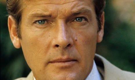 Roger Moore, pemeran James Bond. Pistol yang dipakai Moore dalam sejumlah film James Bond dicuri maling di Inggris.