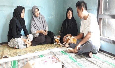 Rohana, isteri Nurbuat (dua dari kanan) saat menemui para pelayat di rumah duka, lingkungan Ngemplak, Kecamatan Bawen, Kabupaten Semarang, Jumat (15/6). Keluarga besar Srimulat kembali berduka dengan berpulangnya Nurbuat. 