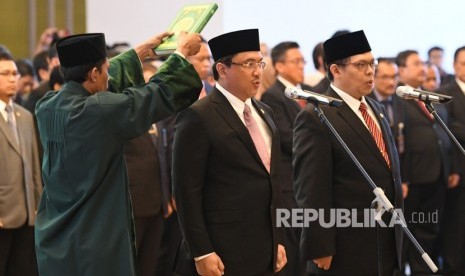 Rohaniwan mengambil sumpah Ketua dan Wakil Ketua Badan Pemeriksa Keuangan (BPK), Agung Firman Sampurna (kedua kiri) dan Agus Joko Pramono (kanan) saat upacara pengucapan sumpah jabatan di Gedung Mahkamah Agung (MA), Jakarta, Kamis (24/10/2019). 