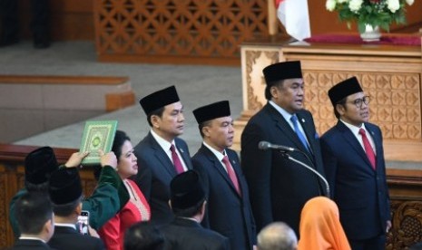 Rohaniwan mengambil sumpah pimpinan Dewan Perwakilan Rakyat (DPR) periode 2019-2024 Ketua Puan Maharani (kedua kiri), Wakil Ketua M Aziz Syamsuddin (ketiga kiri), Sufmi Dasco Ahmad (ketiga kanan), Rachmat Gobel (kedua kanan) dan Muhaimin Iskandar (kanan) saat pelantikan melalui Rapat Paripurna ke-2 Masa Persidangan I Tahun 2019-2020 di Kompleks Parlemen, Senayan, Jakarta, Selasa (1/10/2019). 