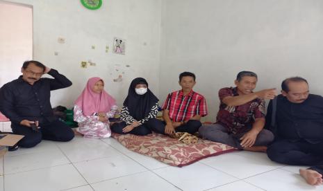 Rohimah (pakai masker) beristirahat di rumah orang tuanya di Desa Pangeureunan, Kecamatan Limbangan, Kabupaten Garut, Kamis (3/11/2022). Perempuan itu merupakan ART korban penyiksaan majikannya saat bekerja di Kabupaten Bandung Barat, beberapa waktu lalu. 