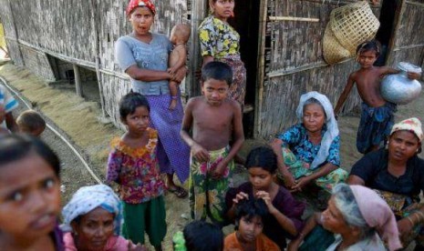 Rohingya  Muslims pass time near their shelter at a refugee camp  outside Sittwe June 4, 2014.  