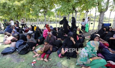 Rohingya refugees rest in an open area after landing on a beach at Blang Ulam Village, Aceh Besar, Indonesia, 10 December 2023. Two boats carrying 300 Rohingya refugees landed in Aceh Besar and Pidie districts of Indonesias Aceh province. According to data by UNHCR, almost a thousand more Rohingya refugees have arrived in Aceh since the beginning of November 2023, with several waves of voyages headed to Indonesia and Malaysia predicted for the year.  