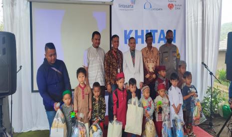 ROHIS Lintasarta menggandeng Rumah Zakat menyelenggarakan Khitanan Massal untuk 100 anak dhuafa.