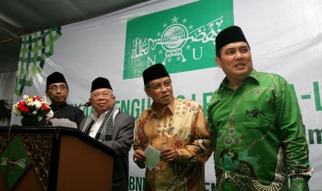 Rois Aam PBNU KH Ma'ruf Amin (kedua kiri), Ketua Umum PBNU Said Aqil Siraj (kedua kanan), Sekjen Helmy Faishal Zaini (kanan) dan Katib Aam Syuriah PBNU Yahya Cholil Staquf (kiri) bersiap untuk melantik pengurus lembaga-lembaga Pengurus Besar Nahdlatul Ulam