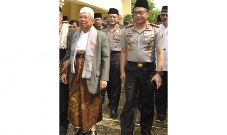 Rois Aam PBNU KH. Ma'ruf Amin (kiri) berjalan bersama Kapolri Jenderal Pol Tito Karnavian (kanan) didampingi para Ulama dan pengurus NU Wilayah Banten saat menghadiri Dialog Kebangsaan di Ponpes Annawawi, Tanara, Tangerang, Banten (Ilustrasi)