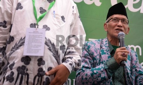 Rois Syuriah PWNU Jatim KH. Muftahul Akhyar memberikan penjelasan kepada wartawan mengenai hasil Ahwa Muktamar NU ke-33 di media center, Jombang, Jatim, Rabu (5/8).