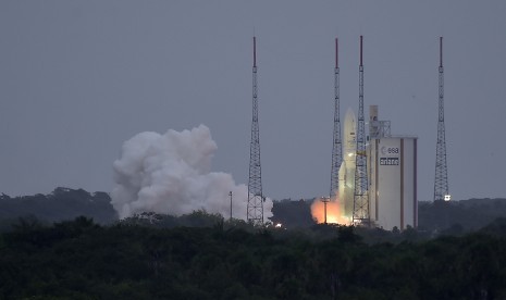 Roket Ariane 5 ECA VA235 yang membawa satelit Telkom 3S meluncur di fasilitas milik Arianespace, di Kourou, Guyana, Perancis, Selasa (14/2). 