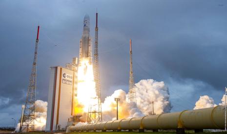 Roket Ariane 5 yang membawa teleskop James Webb meluncur pada Sabtu (25/12) di pantai timur laut Amerika Selatan.